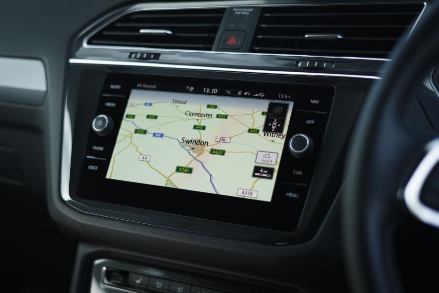 Детали интерьера Volkswagen Tiguan Allspace R-Line 2018 года  (UK) (фото 38 из 40)